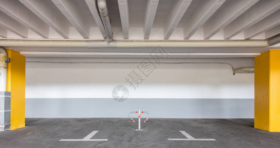 车库私人停车场的金属屏障图片