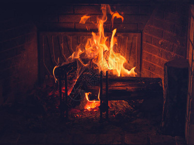 在乡村房子的壁炉里烧木头背景图片