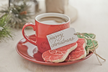 一杯咖啡贴着假日标签和饼干背景图片