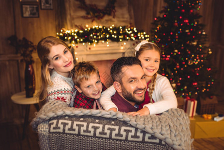 快乐的家庭在圣诞节的图片