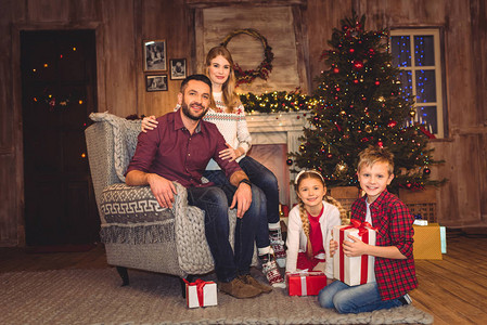快乐的一家人坐在圣诞节礼物图片