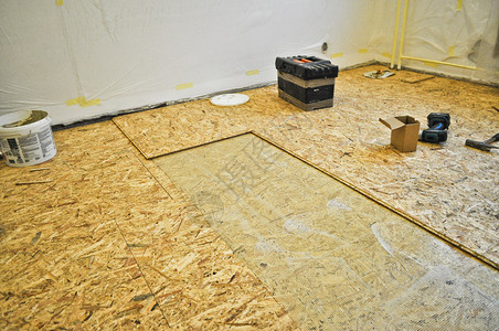 拆除前的旧木地板清除旧木地板炉渣和平整胶合图片