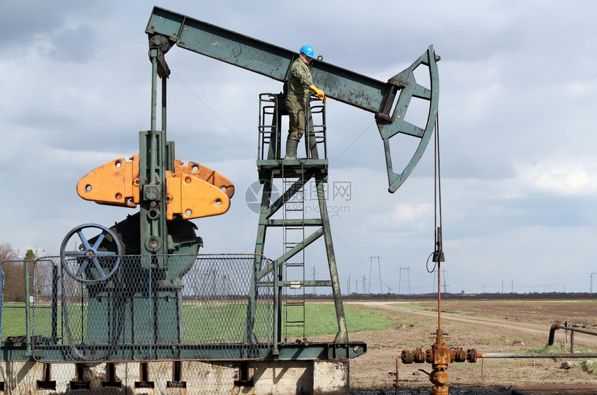 石油和燃料工业的石油工人图片