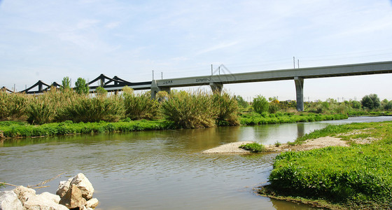 Llobregat三角洲的铁路桥梁图片