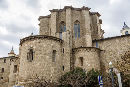 西班牙索尔纳圣玛丽亚大教堂的景象图片