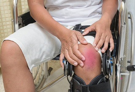 坐在轮椅上的病人膝盖疼痛图片
