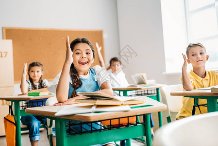 学生在上课时举手回答问题组图片