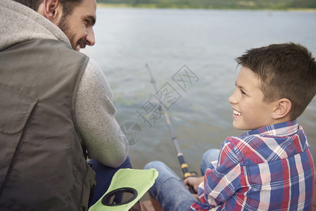 父子在湖边钓鱼图片