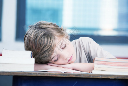 儿童在小学课堂上学习时睡得累图片