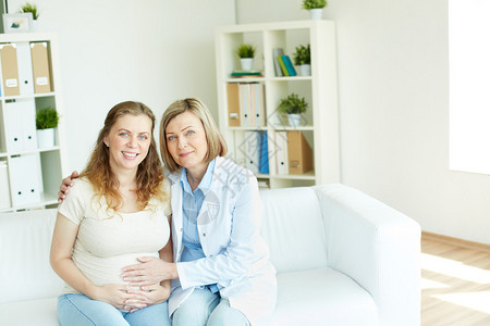 孕妇和她的医生在医院看照图片