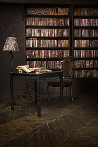 古典图书馆室配有皮椅木图片