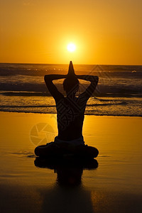 日落海滩上的瑜伽图片