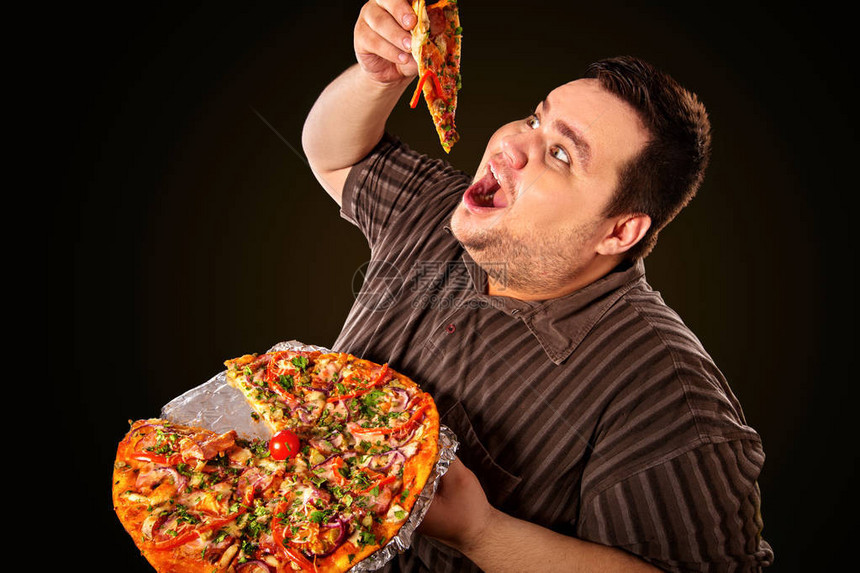 胖子在盘子上吃快餐片比萨饼的饮食失败为破坏健康食品的饥饿超重者提供早餐垃圾餐会导致肥胖图片