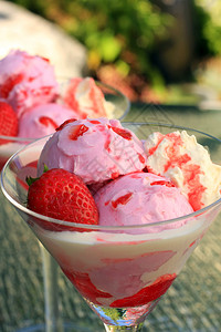 草莓冰淇淋圣代图片