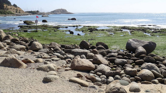 风景海滩岩石悬崖图片