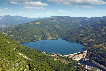 Drina河景观夏季的Peruc图片