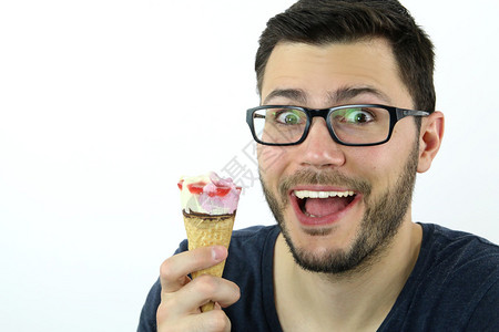 在白色背景上吃冰淇淋的人背景图片