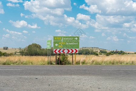 南非自由州省Verkeerdevlei村入口处R703公路方向路标图片