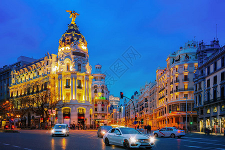晚上在马德里主要购物街的Gran街上的汽车和交通灯图片