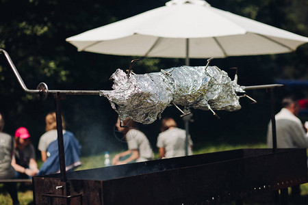 美味的准备猪肉在用箔纸包裹的唾液上的特写镜头烧烤派对美食节的概念公羊猪图片