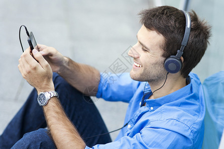 男人在户外听音乐图片