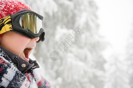 戴滑雪镜的男孩图片