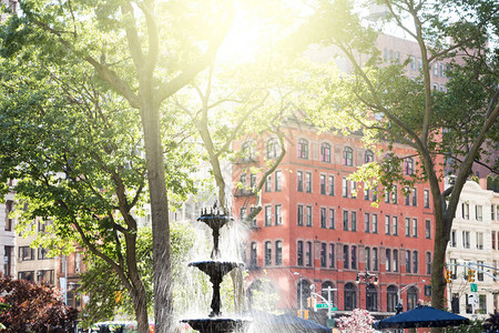 纽约州纽约市曼哈顿麦迪逊广场公园喷泉和历史建筑图片