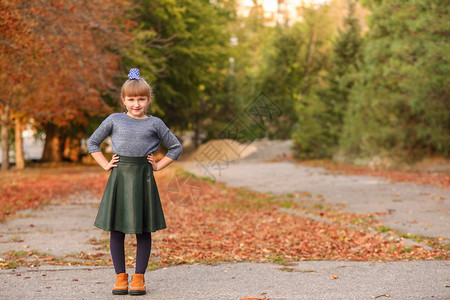 秋季公园里可爱的时尚女孩图片