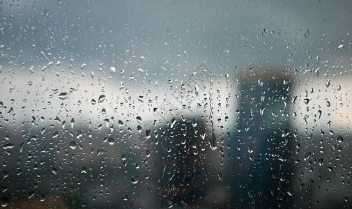 雨滴落在窗户上外面会很亮图片