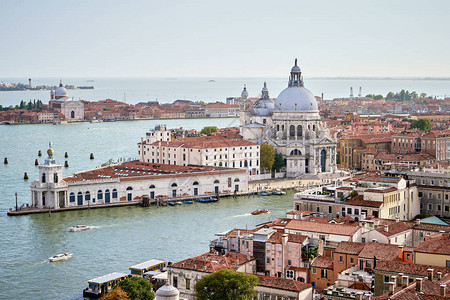 威尼斯的空中城市风景与圣玛丽亚德拉萨卢特教堂大运河和海洋图片