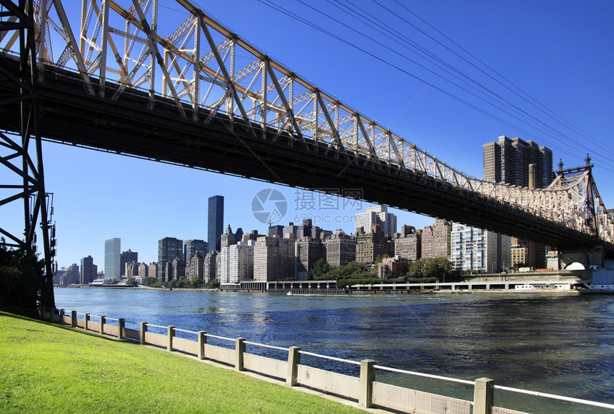 皇后区伯罗大桥横跨纽约市东河在阳图片