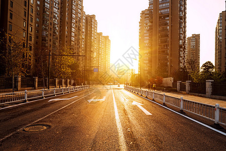 城市的道路和建筑物与日落图片