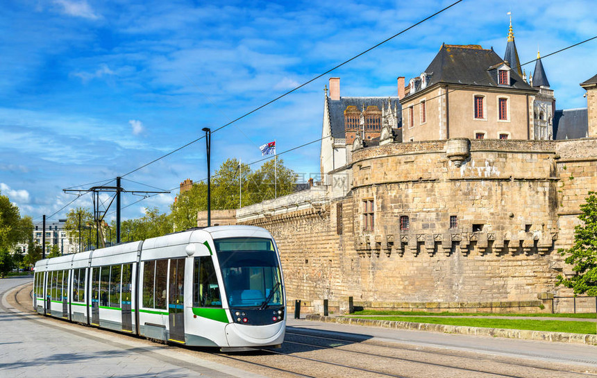 法国南特布列塔尼公爵城堡的城市电车图片