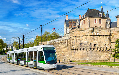 法国南特布列塔尼公爵城堡的城市电车背景图片