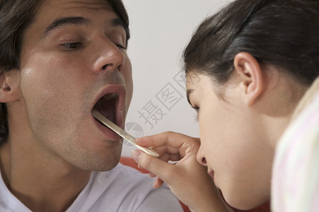 女人用木棍俯视男人的喉咙图片