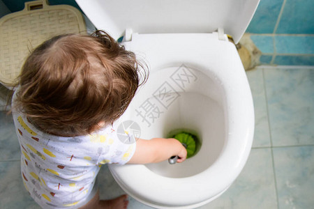 婴儿和清洁帮妈打扫卫生厕所和婴儿训图片