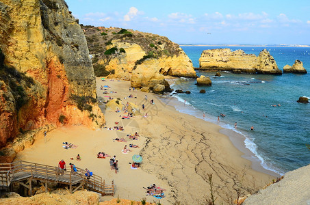 拍摄于葡萄牙南部的拉各斯阿尔加维美丽的海滩和美丽的海洋地中海滩上有很多在阿尔加背景图片