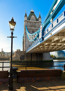 伦敦城市风景与街道灯和塔桥在泰晤图片
