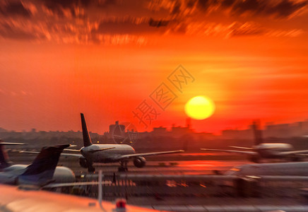 机场的日落飞机准备起飞图片