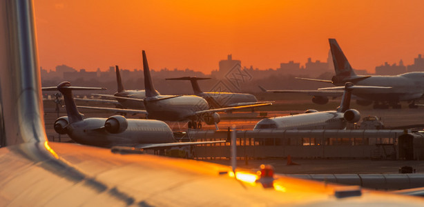 机场的日落飞机准备起飞图片