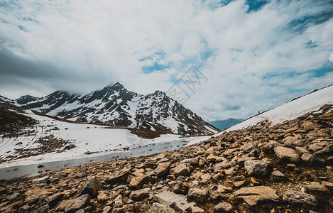 岩石山和雪图片