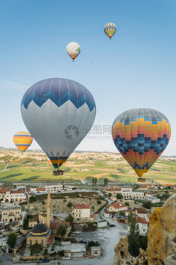 在土耳其卡帕多西亚市上热气球图片