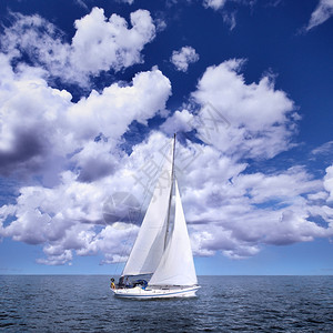 风中的帆船图片