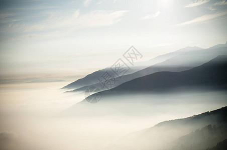 清晨云雾缭绕的山顶图片