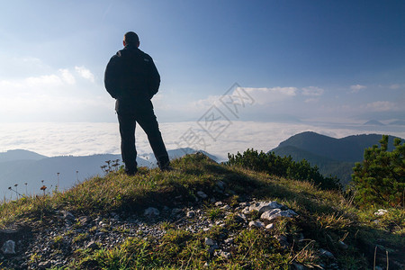 云顶上的徒步旅行者Choc山斯图片