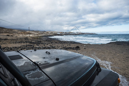 汽车在假期停在海岸附近蓝色背景观看海洋和海浪黑色车辆停图片
