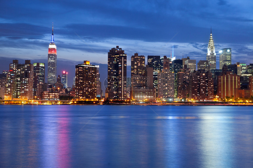 曼哈顿天空线的图像在黄昏时图片