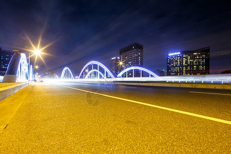 现代城市的空沥青路夜图片