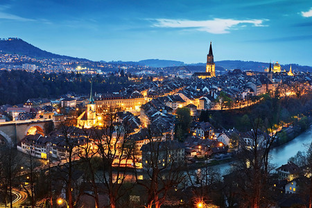 伯尔尼全景黎明时分的瑞士首都图片