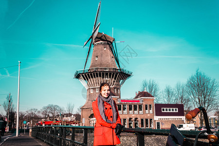 荷兰阿姆斯特丹一家风车前女孩照片背景图片
